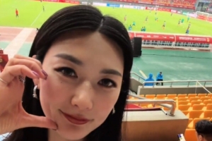 中国女足球员杨莉娜现场观战国足vs泰国：致敬武磊百场